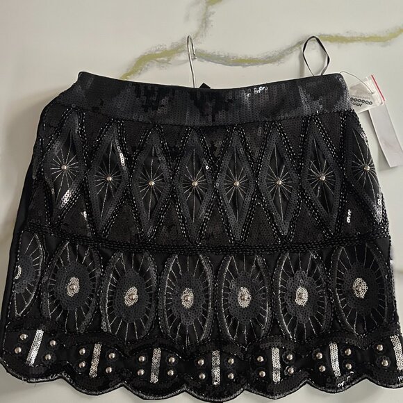 This chic mini skirt features a striking grey and black sequin pattern - Picture 6 of 11